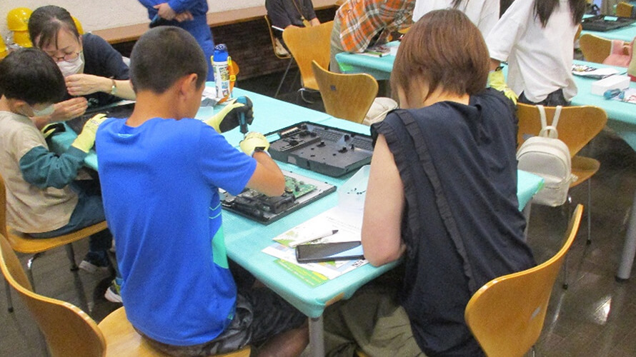 薄型テレビ分解作業体験